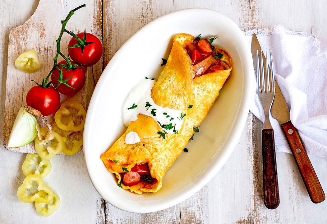 Keto-ruokavaliolla laihduttaville on aamiaiseksi munakas juuston, vihannesten ja kinkun kanssa